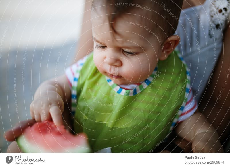 Baby isst Wassermellon Wassermelone Frucht Essen essen Sommer Ernährung lecker Gesundheit frisch Nahaufnahme Diät Lebensmittel natürlich Gesunde Ernährung