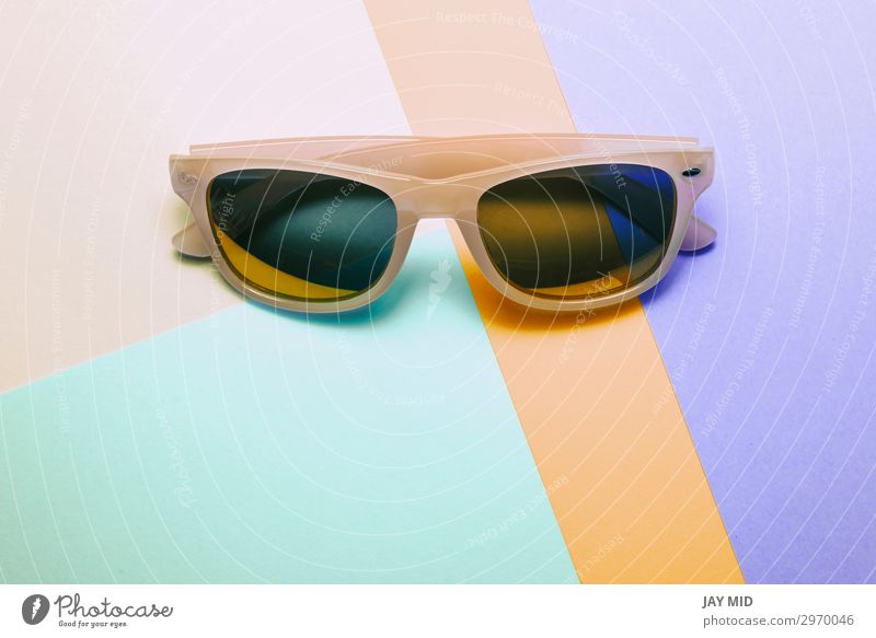 Sonnenbrille auf Pastell mehrfarbig trendigem Hintergrund Stil Design Freude Erholung Sommer Strand Kunst Mode Accessoire Brille Kunststoff hell trendy modern