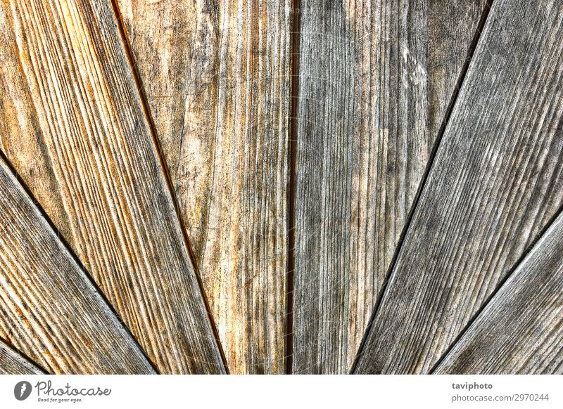 altverwitterte Holzoberfläche einer Tür Design Möbel Natur dunkel natürlich retro braun Konsistenz strahlenförmig texturiert. Hintergrund Oberfläche Nutzholz