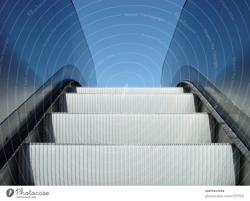 rolltreppe Rolltreppe glänzend Reflexion & Spiegelung Architektur Metall blau Himmel U-Bahn
