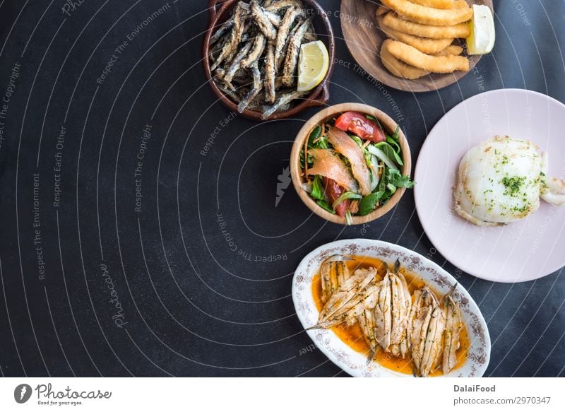 Typische Fischfutter in Spanien (Tapas) Fleisch Meeresfrüchte Mittagessen Abendessen Diät Teller Dekoration & Verzierung Restaurant frisch weiß Anchovis