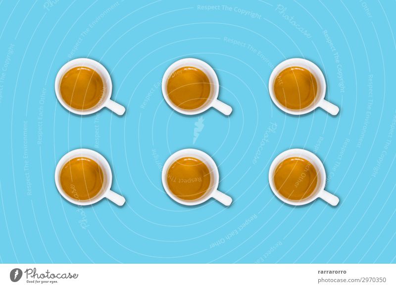 Gruppe von Kaffeetassen auf einem hellblauen Pastelltisch Frühstück Getränk Espresso Lifestyle Design Sommer Tisch Menschengruppe Fluggerät Mode frisch heiß