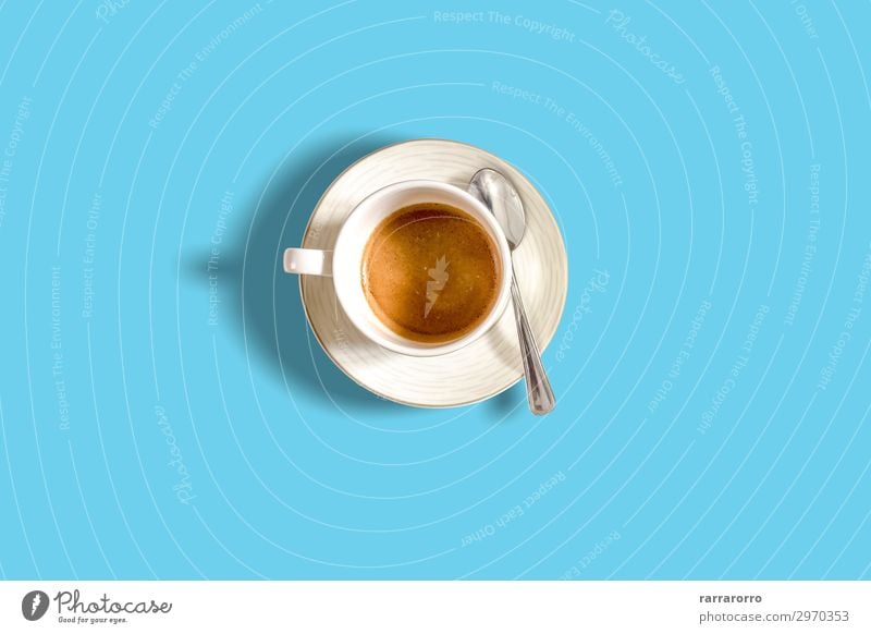 minimalistische Draufsicht einer Kaffeetasse auf einem hellblauen Pastelltisch Frühstück Getränk Espresso Lifestyle Design schön Sommer Tisch Fluggerät Mode