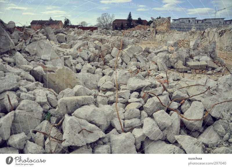 nach der bombe Kleinstadt Stadt Haus Ruine Stein Beton Metall kaputt chaotisch Desaster Endzeitstimmung Krieg Verfall Zerstörung Geröll zertrümmert