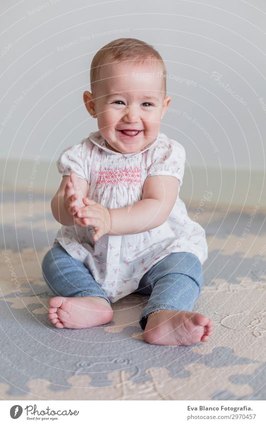 Porträt eines schönen kleinen Mädchens zu Hause. Familienkonzept Indoor Lifestyle Freude Glück Gesicht Kind Mensch Baby Eltern Erwachsene Mutter Vater