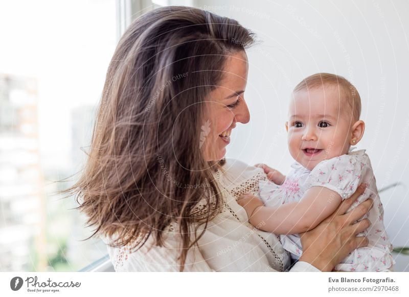 Porträt eines schönen Mädchens und ihrer Mutter zu Hause Lifestyle Freude Glück Spielen Wohnung Raum Wohnzimmer Kinderzimmer Schlafzimmer maskulin Baby