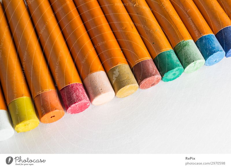 Reihe mit Wachsmalstiften auf einem leeren Papier. Buntstifte Farben Farbstift Kunst männer Kunstunterricht Schulunterricht Schule Kindheit Kreativität malen