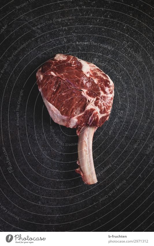 Tomahawk Steak Lebensmittel Fleisch Ernährung Bioprodukte Gesunde Ernährung Essen Küche wählen kaufen genießen frisch natürlich Begierde Reichtum Rindfleisch