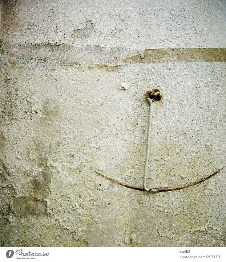 Hängepartie Mauer Wand Stein Metall hängen alt fest historisch Gelassenheit geduldig ruhig beweglich Rechtschaffenheit diszipliniert stagnierend Putzfassade