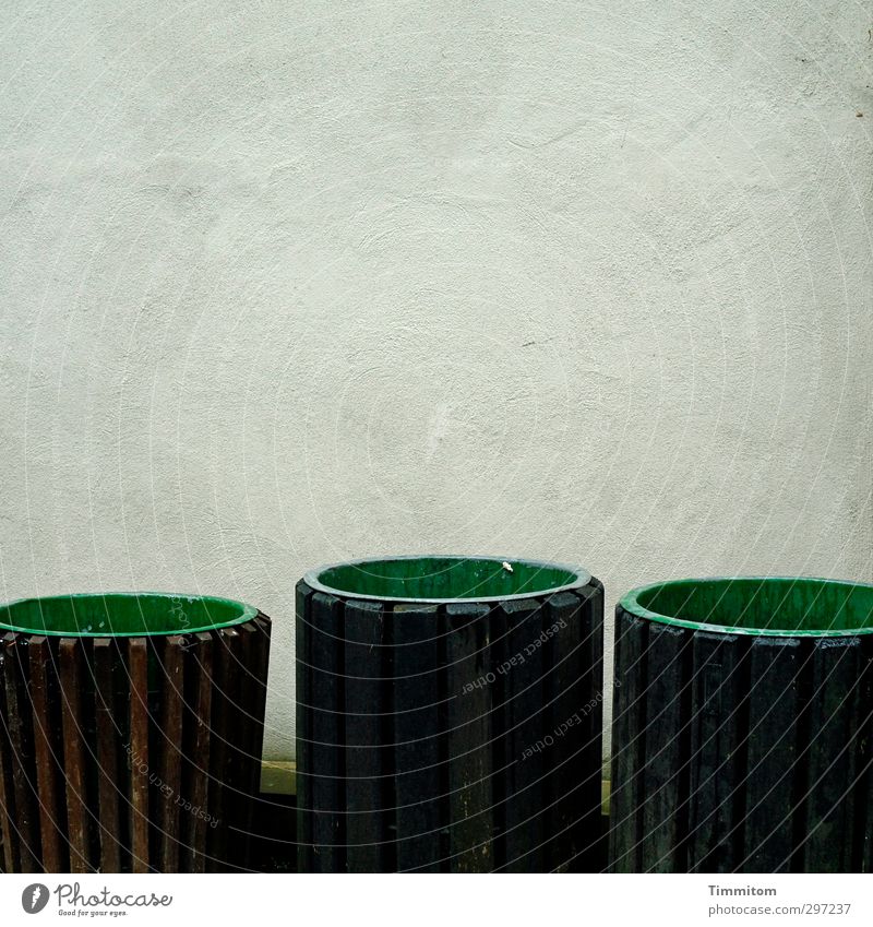 Zumutung|Eine Vollversammlung? Heute? Arbeitsplatz Heidelberg Mauer Wand Abfallbehälter Holz Kunststoff stehen warten einfach trist braun grau grün Gefühle