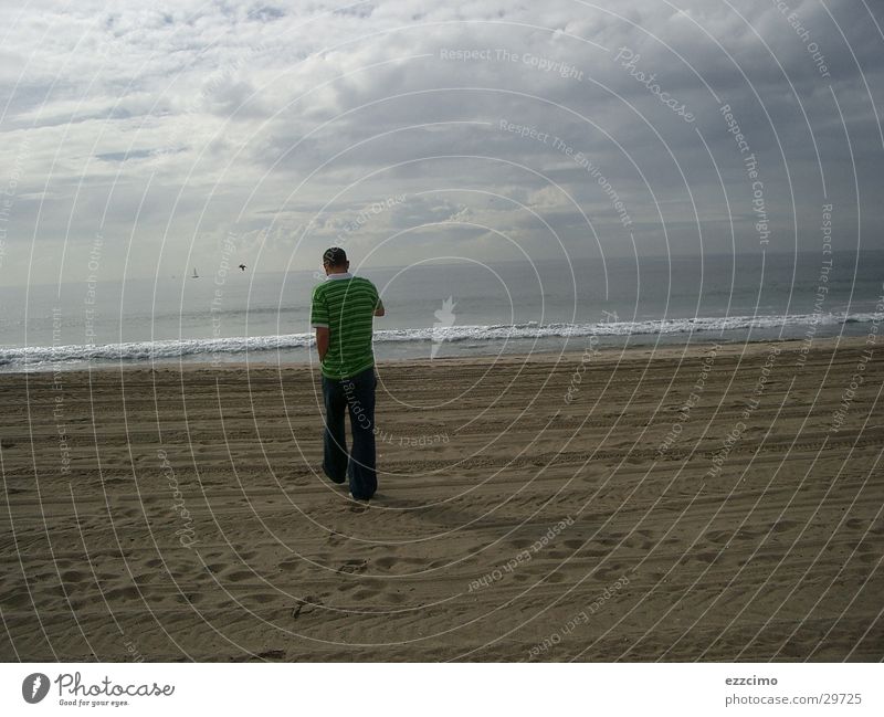 freund 5 meter vor mir Strand Kalifornien Malibu Wasser Sand Sandstrand Junger Mann Rückansicht Küste Pazifik Horizont Wolkenhimmel Wolkenfeld einzeln 1 Fußspur