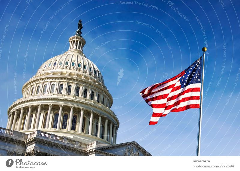 Amerikanische Flagge, die mit dem Capitol Hill weht. Ferien & Urlaub & Reisen Tourismus Himmel Hügel Architektur Fassade Denkmal Streifen Fahne historisch blau