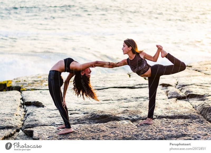Zwei Mädchen am Strand, die bei Sonnenuntergang Yoga machen. Lima Peru. Lifestyle Glück schön Körper Wellness Erholung Sommer Meer Sport Mensch Frau Erwachsene
