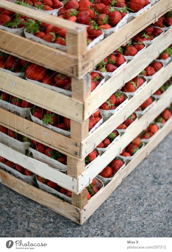 Kistenweise Lebensmittel Frucht Ernährung Bioprodukte Vegetarische Ernährung frisch Gesundheit lecker süß Erdbeeren Wochenmarkt orange Obstschale Obstladen
