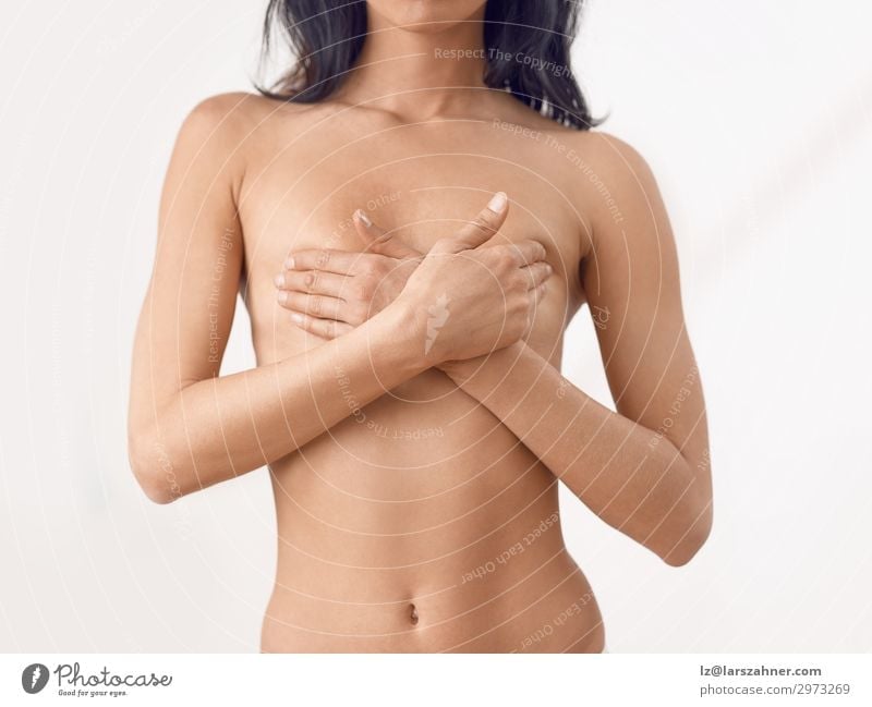 Torso einer schlanken nackten Frau mittleren Alters. schön Körper Haut Gesundheitswesen Medikament Prüfung & Examen feminin Erwachsene Frauenbrust Hand berühren
