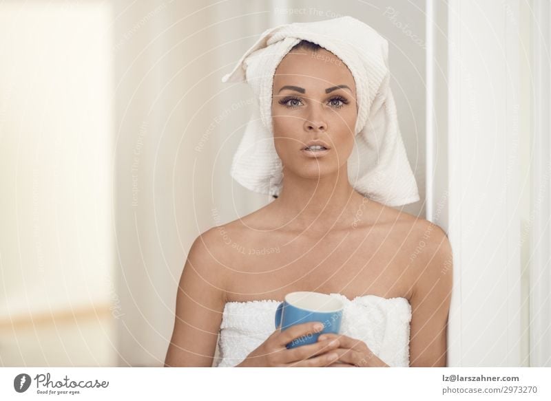 Hübsche Frau mittleren Alters, eingewickelt in weiße Handtücher. Getränk Kaffee Tee schön Körper Haut Gesicht Behandlung Spa feminin Erwachsene 1 Mensch