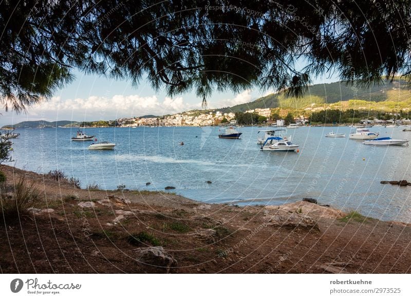 Blick auf die Stadt Skiathos in Griechenland Tourismus Ferien & Urlaub & Reisen Küste Insel Europa Dorf Hafenstadt Wasserfahrzeug Schifffahrt Bootsfahrt