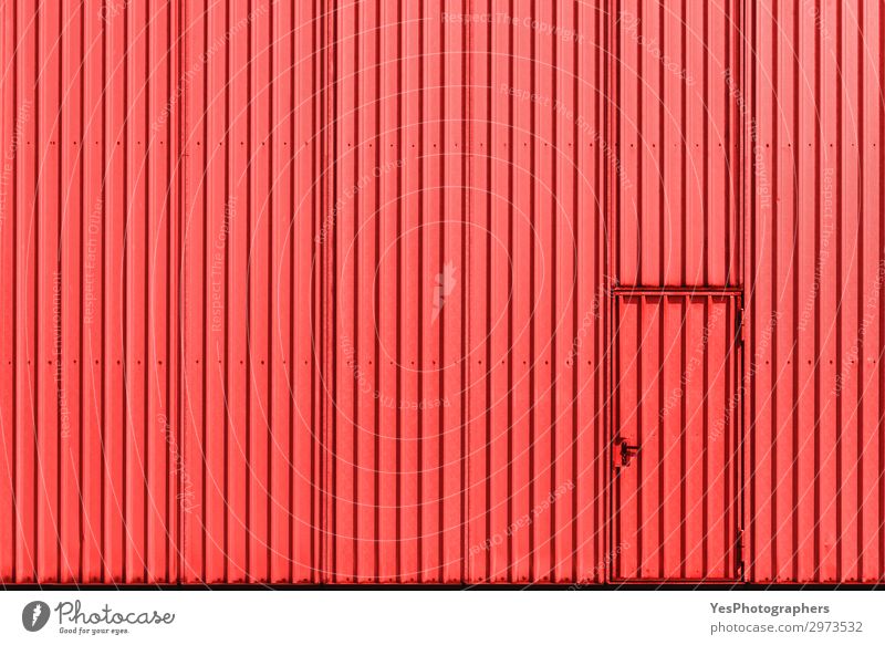 Industriegebäudefassade mit roter Metallwand und Tür Fabrik Business Gebäude Architektur Fassade Stahl modern Zugang Leichtmetall Hintergrund zugeklappt