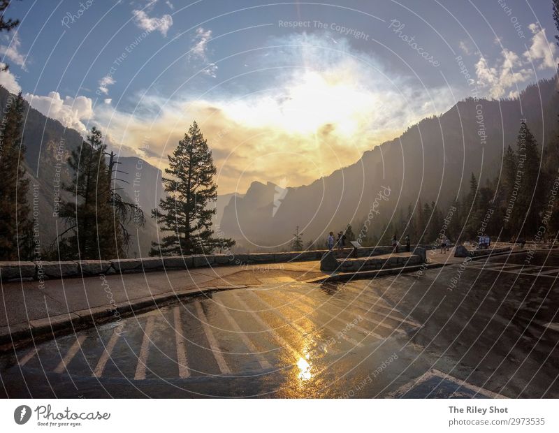 Yosemite Nationalpark bei Sonnenuntergang. schön Ferien & Urlaub & Reisen Tourismus Sommer Berge u. Gebirge Natur Landschaft Himmel Unwetter Regen Baum Gras