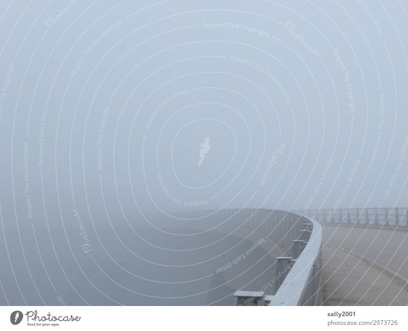 nebulös | Brücke ins Ungewisse... schlechtes Wetter Nebel Verkehrswege Leitplanke bedrohlich grau Einsamkeit Endzeitstimmung kalt ruhig stagnierend Irritation
