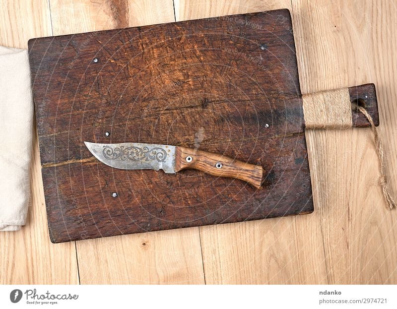 leeres altes Holzschneidebrett für die Küche Messer Tisch Werkzeug Stoff Metall Stahl oben retro braun gelb weiß Klinge blanko Holzplatte Essen zubereiten