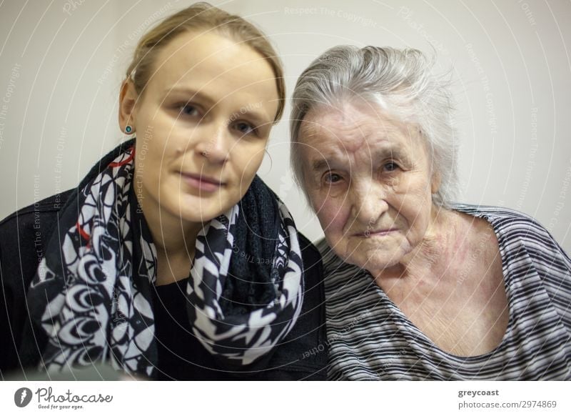 Ein Doppelporträt einer jungen Frau und ihrer Großmutter Leben Mensch feminin Junge Frau Jugendliche Erwachsene Weiblicher Senior Familie & Verwandtschaft 2