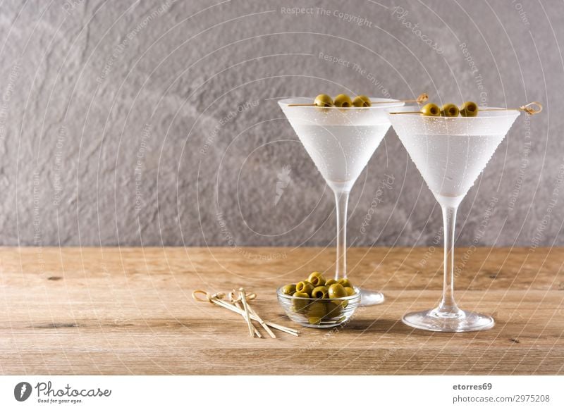 Klassische Trocken-Martini mit Oliven Getränk Alkohol elegant Tropfen frisch klassisch Cocktail trinken trocknen Glas liquide süß durchsichtig Wermut Vodka