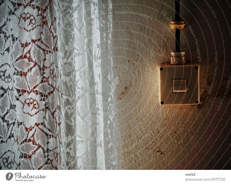 Licht aus Mauer Wand Gardine Lichtschalter Kabel Kunststoff leuchten Abnutzung einfach Vergangenheit Farbfoto Innenaufnahme Detailaufnahme Muster Menschenleer