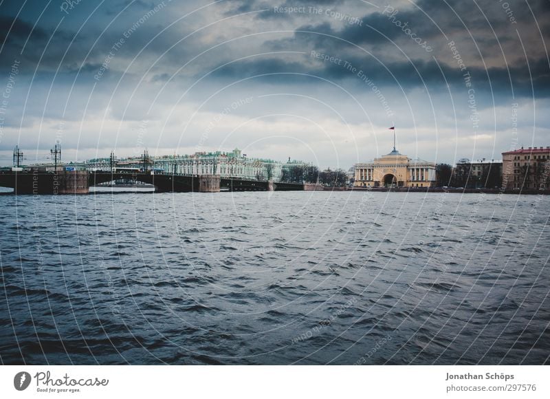 St. Petersburg II Russland Stadt Hafenstadt Stadtzentrum Altstadt bevölkert Haus Palast Brücke Bauwerk Gebäude Architektur blau Fluss Wasser Himmel trüb Wolken