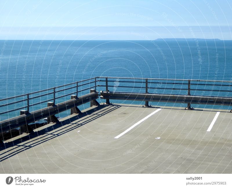 Parkplatz mit Aussicht... Küste Meer Leitplanke Fahrbahnmarkierung Asphalt außergewöhnlich frei Unendlichkeit maritim ruhig Einsamkeit Horizont