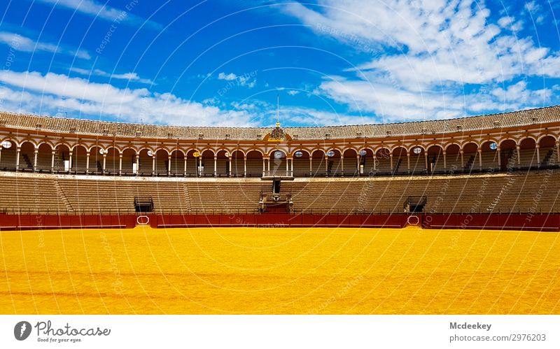 Stierkampf Arena II Sand Himmel Wolken Sommer Schönes Wetter Wärme Sevilla Andalusien Spanien Europa Stadt Stadtzentrum Altstadt bevölkert Tribüne