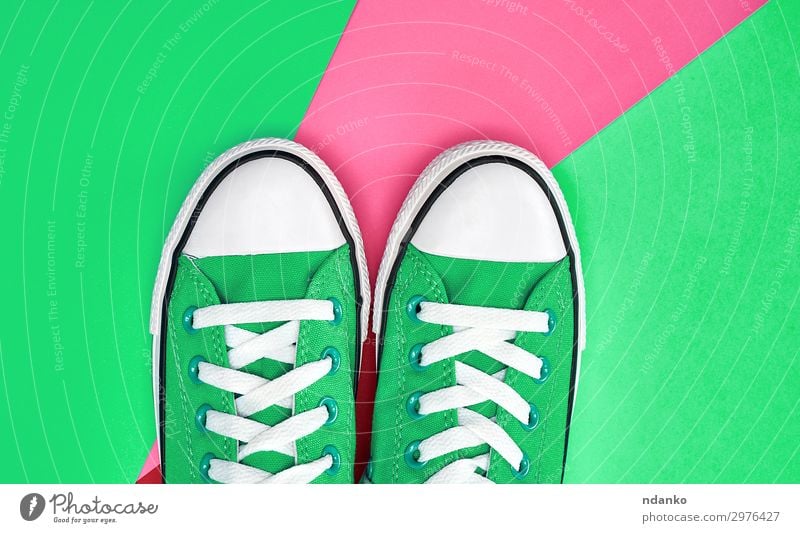 Paar grüne Textilsneakers Lifestyle Stil Sport Joggen Fuß Mode Bekleidung Schuhe Turnschuh Fitness trendy modern neu rosa weiß Farbe Leinwand lässig klassisch