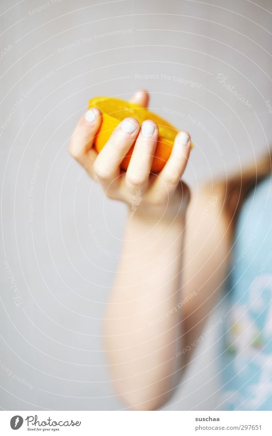 vitamin c Kind Mädchen Kindheit Haut Arme Hand Finger 1 Mensch 8-13 Jahre frisch Gesundheit saftig orange Ernährung Vitamin C Saft Frucht Farbfoto