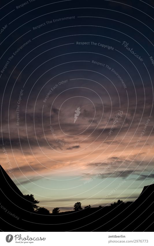 Düstere Dämmerung Himmel Himmel (Jenseits) Wolken Meteorologie Tiefdruckgebiet Skyline Horizont trüb dunkel Feierabend Abend Menschenleer Textfreiraum