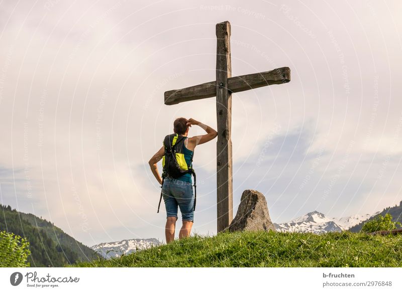 Gipfelkreuz, Frau mit Rucksack Zufriedenheit Erholung Abenteuer Ferne Freiheit Sommer Berge u. Gebirge wandern Erwachsene 1 Mensch 30-45 Jahre Wolken Frühling