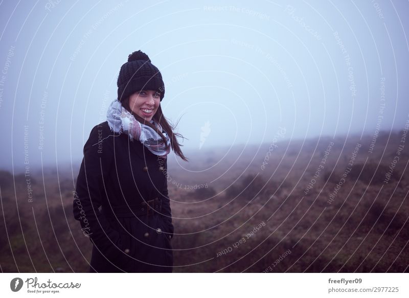 Porträt einer Frau beim Wandern mit Nebel Stil Freizeit & Hobby Ferien & Urlaub & Reisen Tourismus Ausflug Abenteuer Sightseeing Expedition Winter