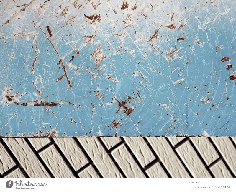 La revedere Fassade Müllbehälter Wand Metall Kunststoff kaputt blau türkis verfallen zerkratzen Zahn der Zeit Rost Spuren unklar Farbfoto Außenaufnahme
