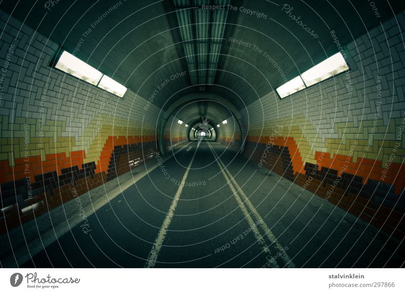 Fahrrad- und Fußgänger-Tunnel Stadt Menschenleer Verkehr Verkehrswege Personenverkehr Fahrradfahren dreckig fest Unendlichkeit kalt Ende Symmetrie Farbfoto