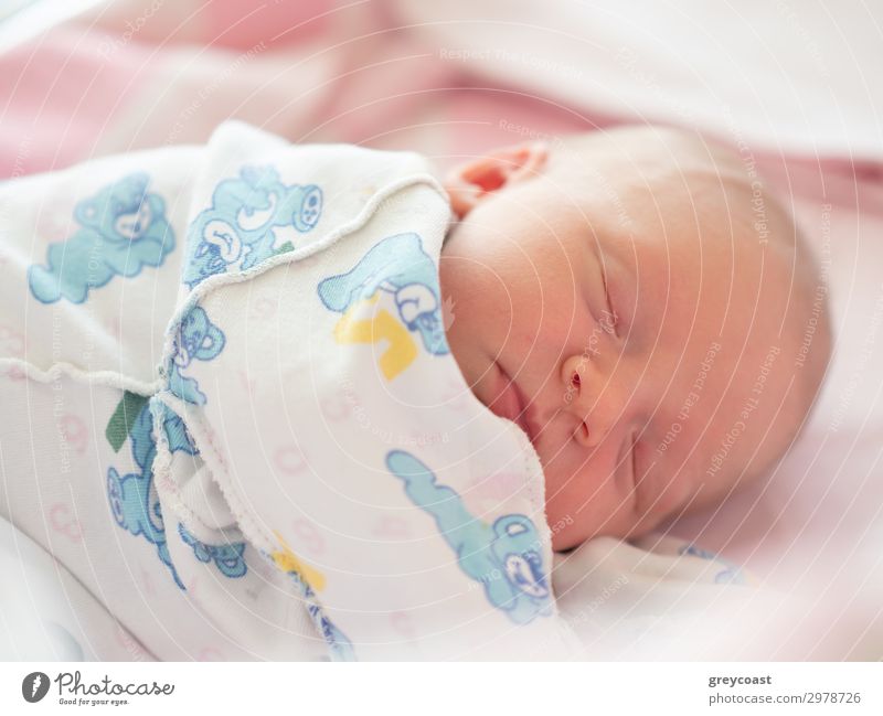 Nahaufnahme Porträt des schlafenden neugeborenen Babys im Unterhemd Gesicht Windstille Kind Junge träumen Säuglingsalter Tochter Sohn Bett Klang Mädchen