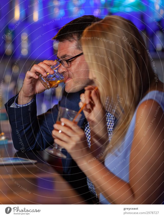 Junger Mann und Frau entspannen sich in der Bar und haben Getränke. Nachtleben und abhängen Alkohol Erholung Restaurant Club Disco Mensch maskulin feminin