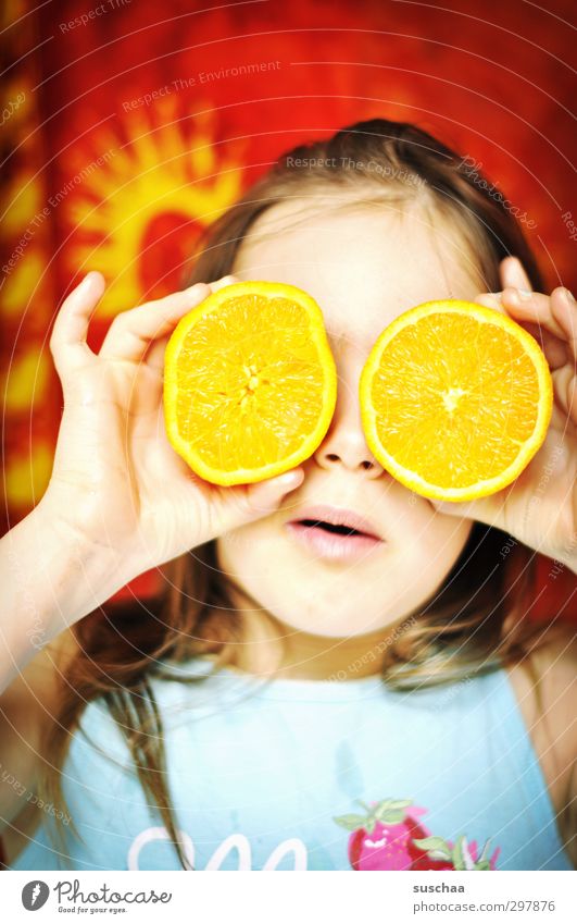 mädchengesicht mit orangenhälften vor den augen | vitamin c Kind Kindheit Freude Orange Brille Vitamin C Frucht Mädchen mehrfarbig Gesicht Gesundheit