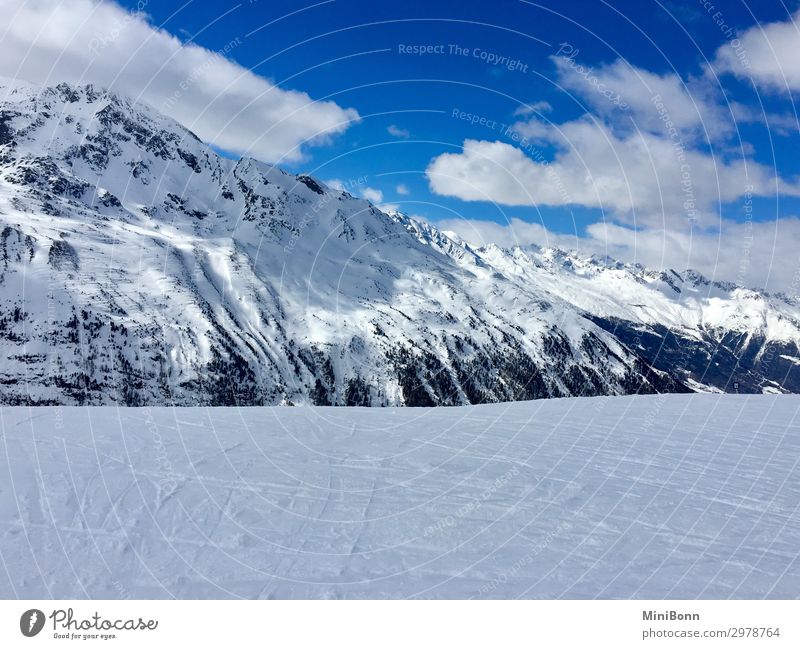 Verschneite Bergwelt ruhig Winter Schnee Winterurlaub Berge u. Gebirge Wintersport Skifahren Snowboard Natur Himmel Wolken Alpen Gipfel Schneebedeckte Gipfel