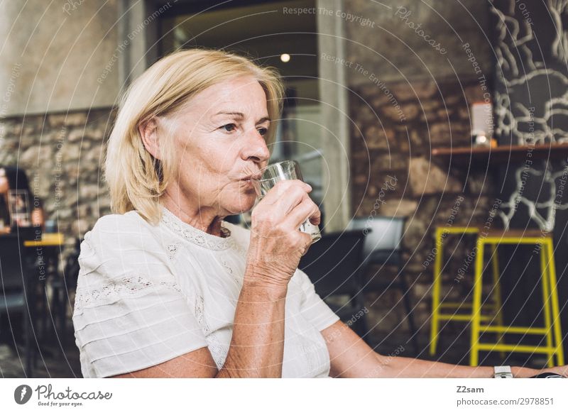 Dame im italienischen Straßencafe Lifestyle Ferien & Urlaub & Reisen Weiblicher Senior Frau 45-60 Jahre Erwachsene 60 und älter Stadt Bluse blond langhaarig