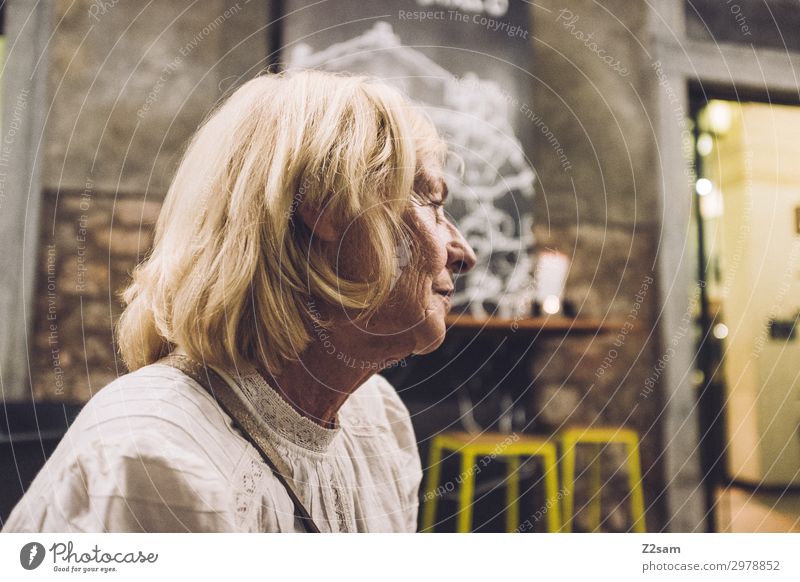 Dame in einem italienischem Cafe Lifestyle Ferien & Urlaub & Reisen Weiblicher Senior Frau 60 und älter Stadt Hafenstadt blond langhaarig beobachten Erholung