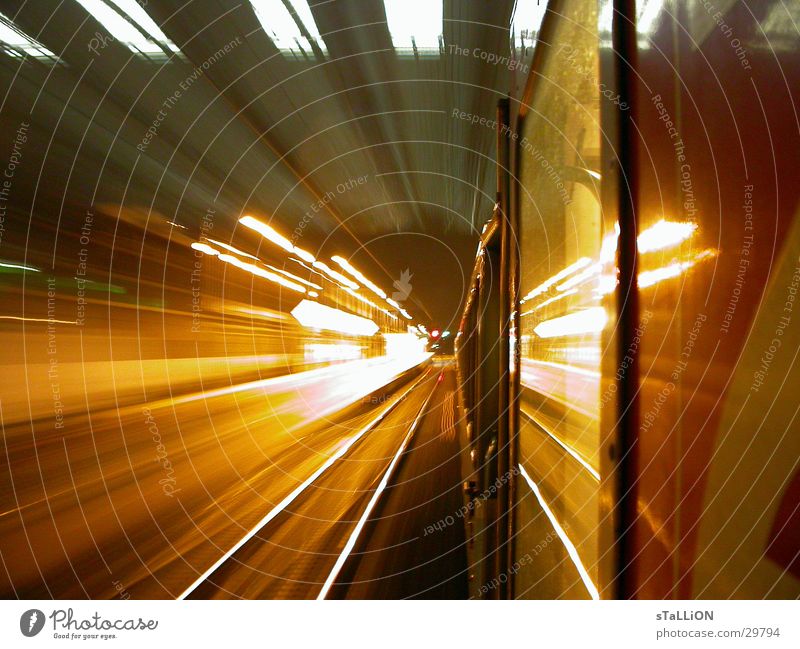 train de nuit Geschwindigkeit Eisenbahn Gleise Oberlicht Paris Verkehr orange Zugführer Blick Gare de Nord