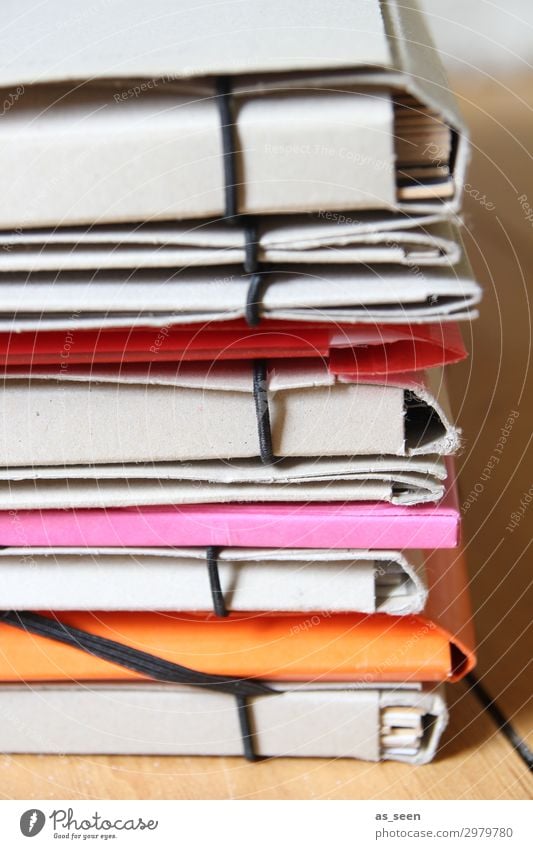 Mappen Basteln Sammlung Sammelmappe Kindererziehung Schule Büro Medienbranche Schreibwaren Papier Zettel liegen authentisch hell modern braun orange rosa rot