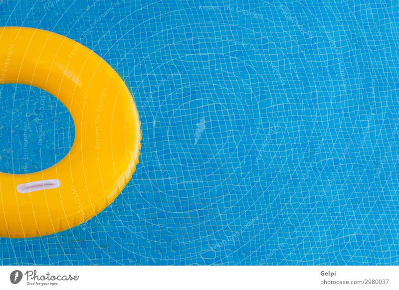 Bunte Floats auf einem Pool Freude schön Erholung Schwimmbad Freizeit & Hobby Ferien & Urlaub & Reisen Sommer Sonne Strand Meer Wasser Bikini Ring Spielzeug