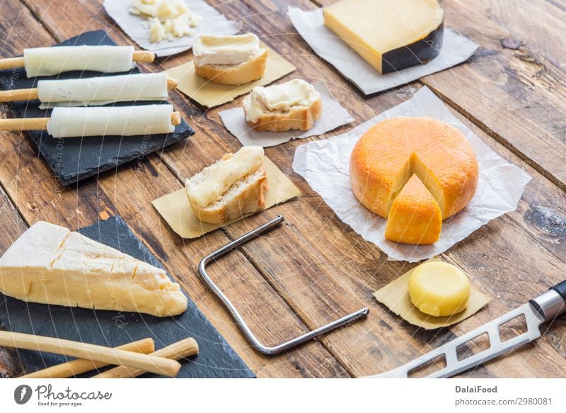 Sortiment an Qualitätskäse im Hintergrund Käse Ernährung Frühstück Tisch Küche Holz außergewöhnlich frisch lecker blau gelb Amuse-Gueule Holzplatte Brie
