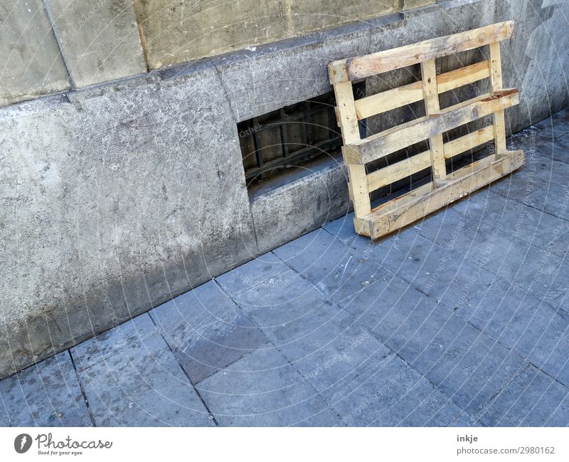 Europalette auf Kuba Menschenleer Fassade Fenster Kellerfenster Straße Bürgersteig Paletten Holz authentisch einfach Güterverkehr & Logistik angelehnt