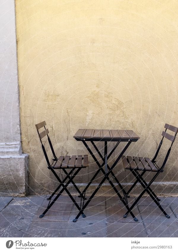 kubanischer Dialog Menschenleer Platz Mauer Wand Terrasse Stuhl Klappstuhl Holztisch Klapptisch Tisch Straßencafé authentisch einfach braun gelb schwarz